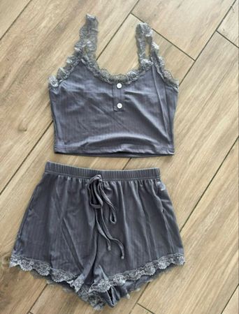 GRAUES PYJAMA-SET MIT SPITZE