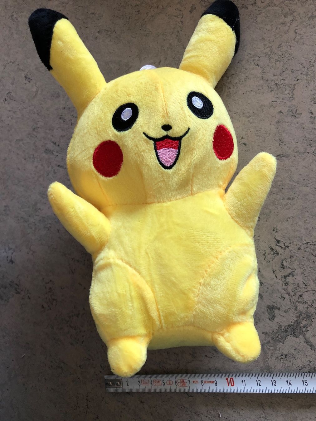 Giocattoli: Pokémon Pikachu Plüschtier neu – Nuovo e nell'imballaggio originale da Zürich venduto da Gamecards 1