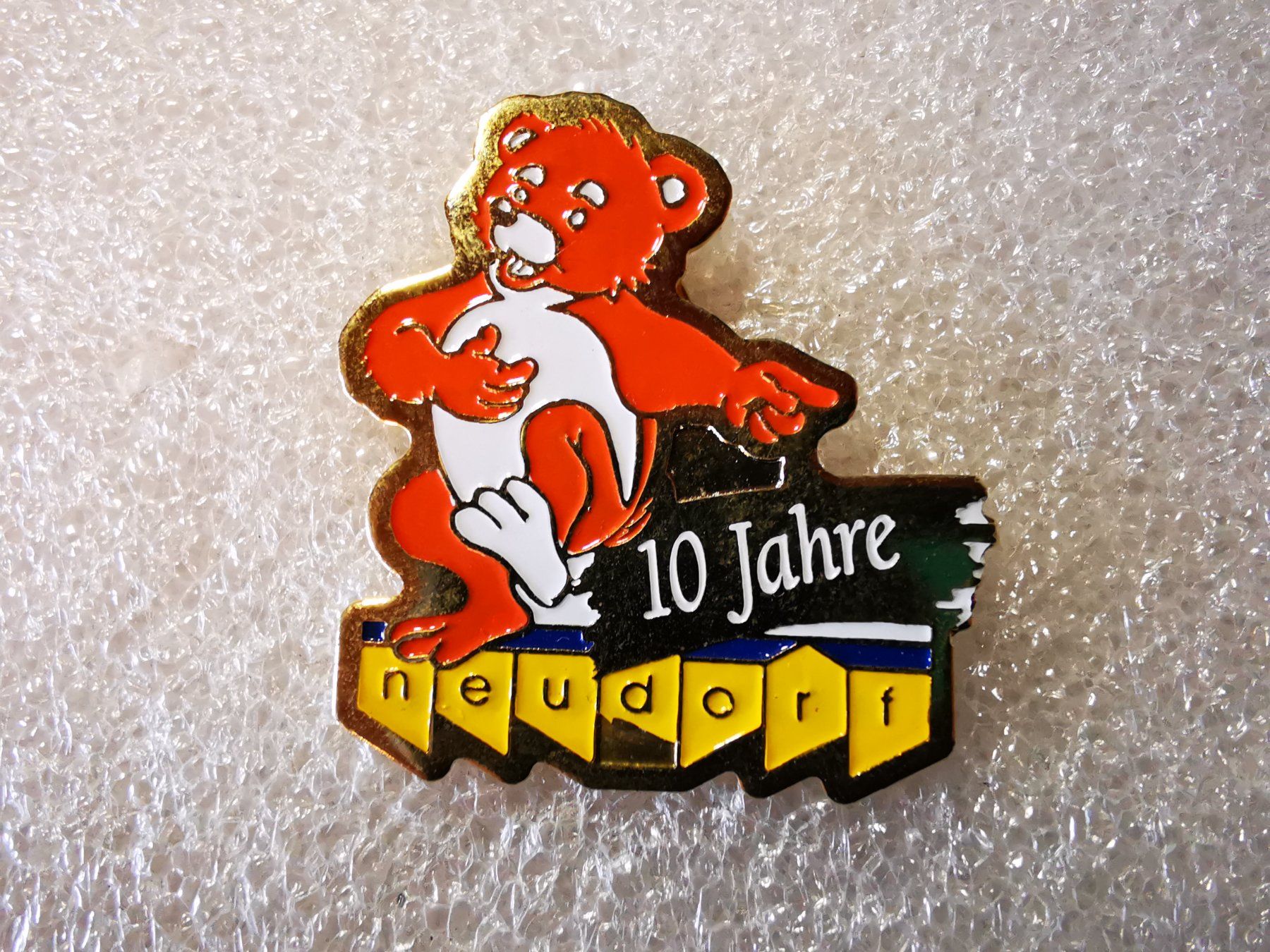 Broschen & Nadeln: Ansteckpin 1: 10 Jahre Neudorf – Gebraucht aus Oppligen von Pin-Fall-Shop