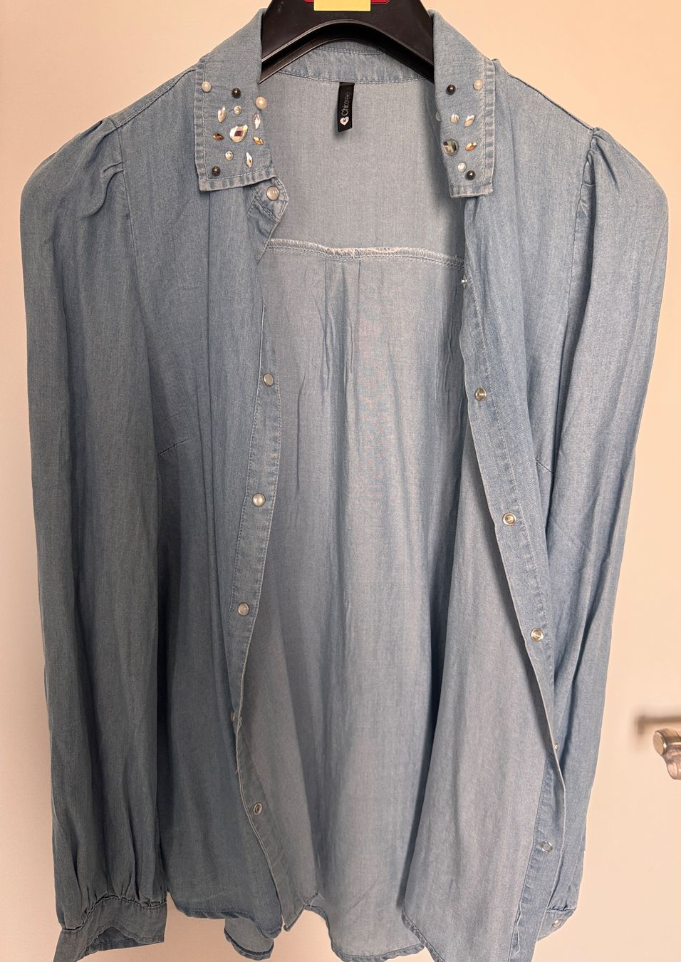 Chemisiers: Damen Bluse Jeans hellblau Grösse M  mit Perlenkragen – D'occasion à Heerbrugg par dwfg 2