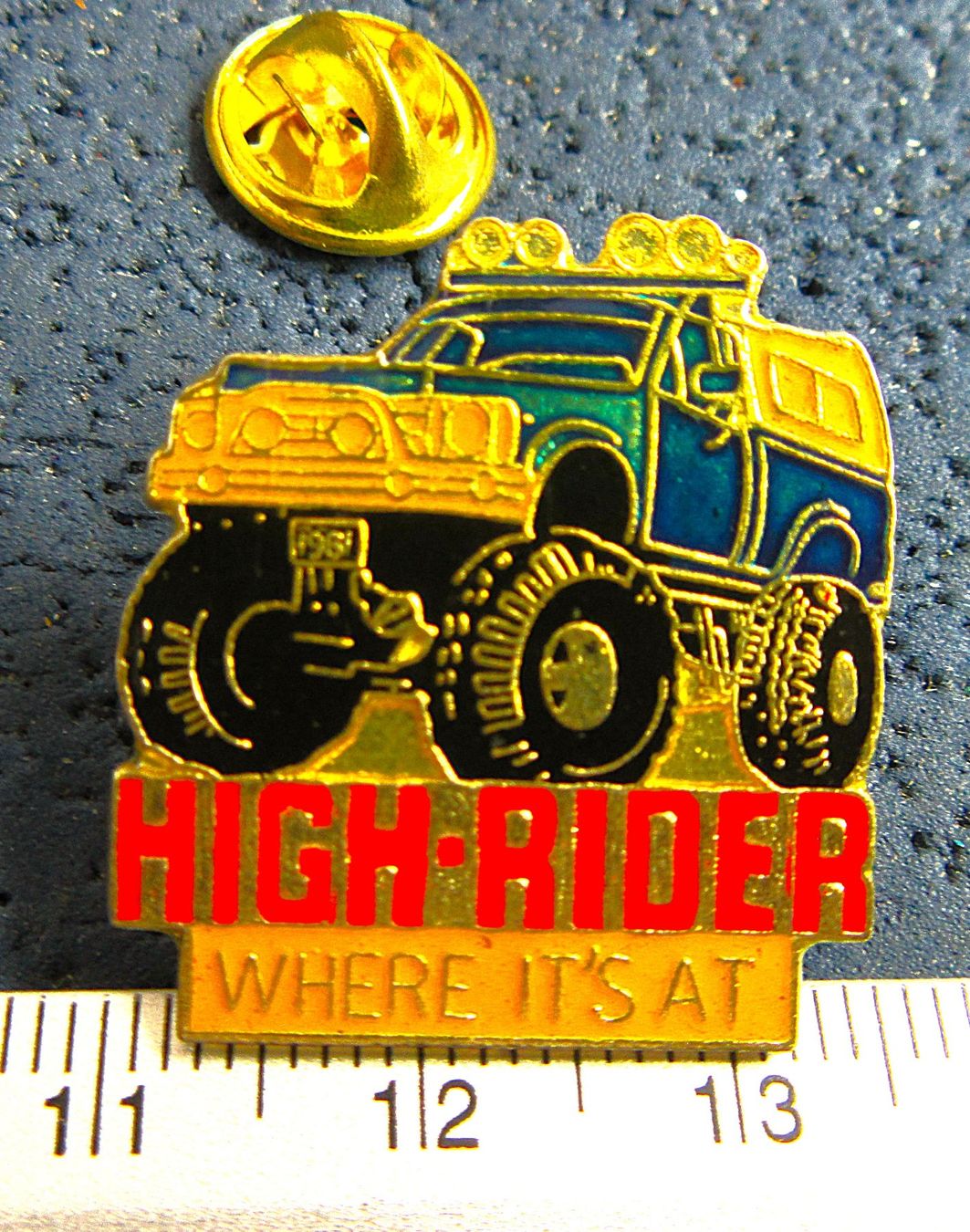 Plaketten & Abzeichen: HIGH RIDER USA SHOW-CAR 4x4 AUTO PIN – Gebraucht aus Ettingen von Hausi4711