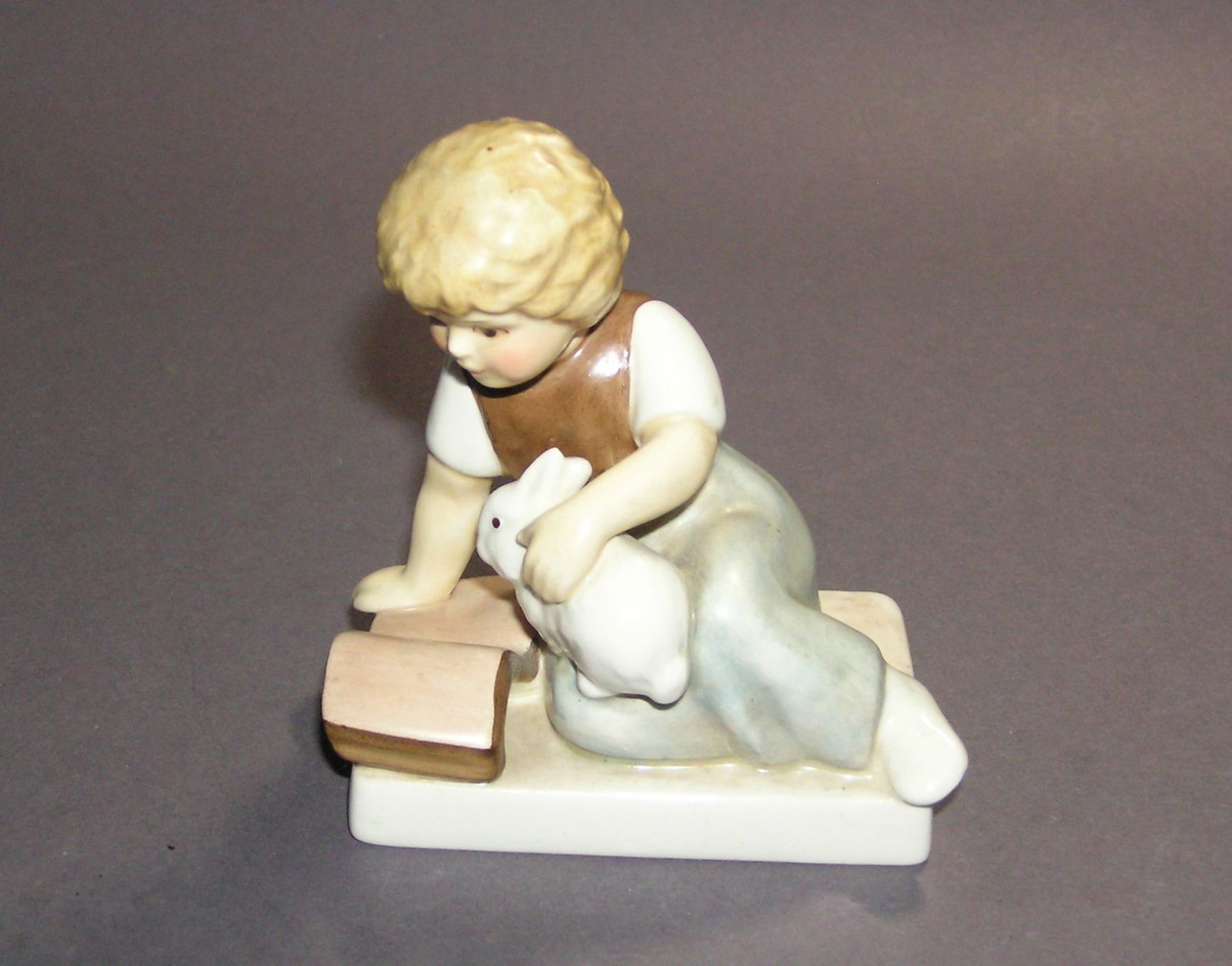 Statuette: GOEBEL FIGUR MÄDCHEN MIT HASE 1984 – Usato da Grenchen venduto da Antique-hunter 1