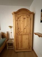 Kleiderschrank Kiefer Massiv Landhausstil guter Zustand