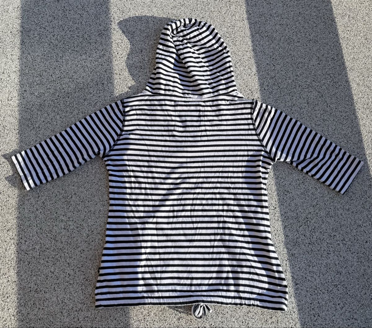 Tops: Pull à capuche bleu & blanc – Gebraucht aus Ovronnaz von Justine96 4