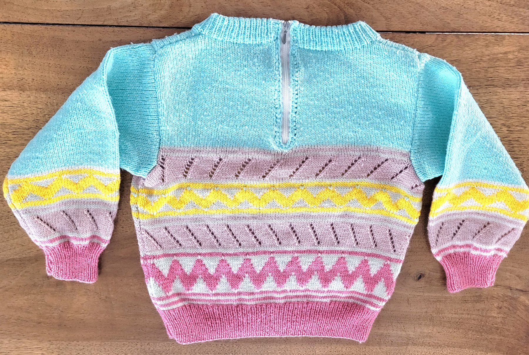 Pullover & Sweatshirts: Kinderpulli mit aufwendigem Jacquard-Muster – Gebraucht aus Oberuzwil von rtr_wp6m 3
