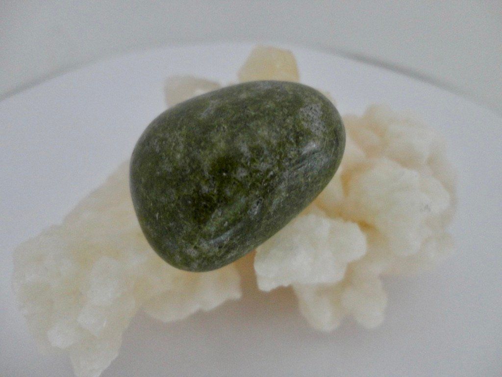 Minerali & Pietre curative: Epidot Trommelstein – Nuovo (secondo la descrizione) da Biberist venduto da Steine