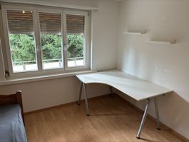 Großer, funktionaler Büroschreibtisch