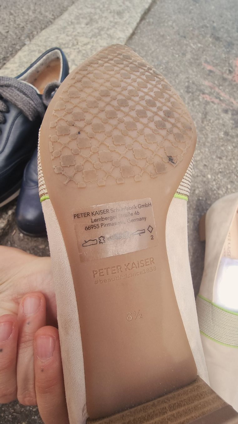Kaiser Scarpe da donna: Chaussures plates Peter Kaiser daim beige taille 6.5 NEUVES – Usato da Vevey venduto da fer3ica 3
