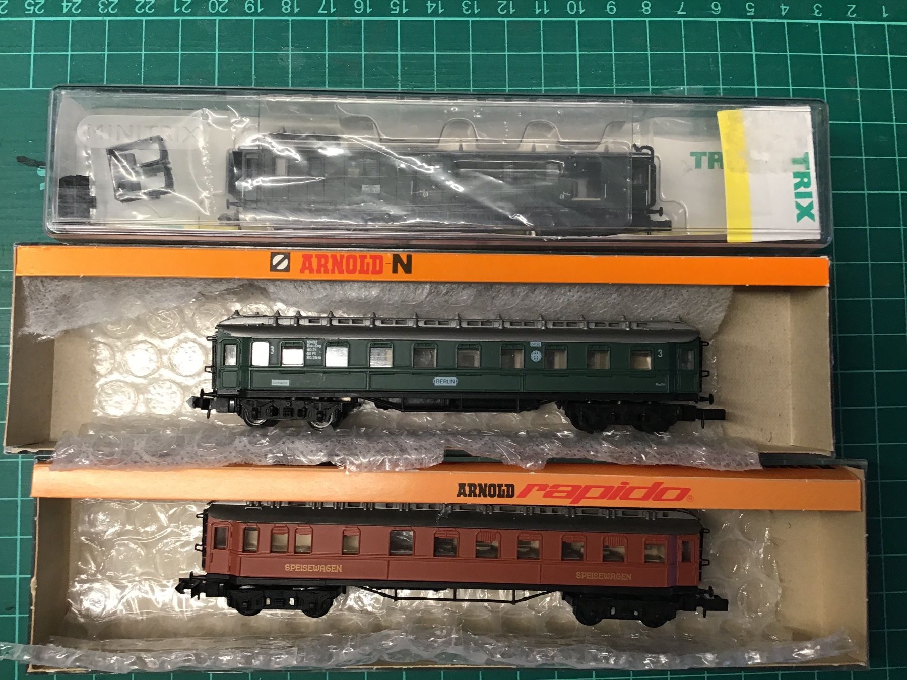 Modelleisenbahnen: Arnold N/Trix div. Wagen, Spur N 7 Stück – Gebraucht aus Männedorf von Spezial-Modelle 1