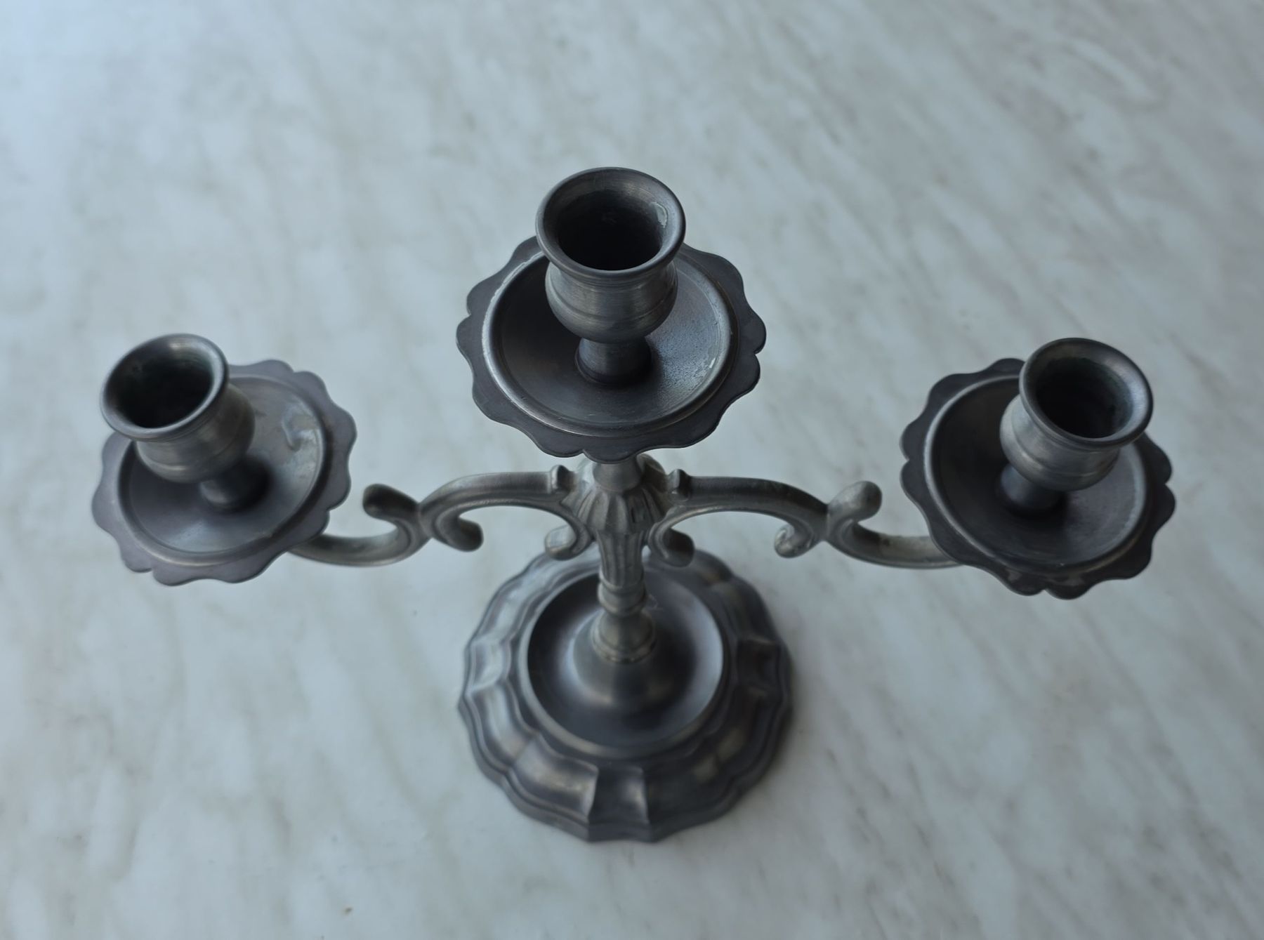 Portacandele: Vintage Pewter Three-Candle Sconce - – Usato da Hinwil venduto da Ehretstock8