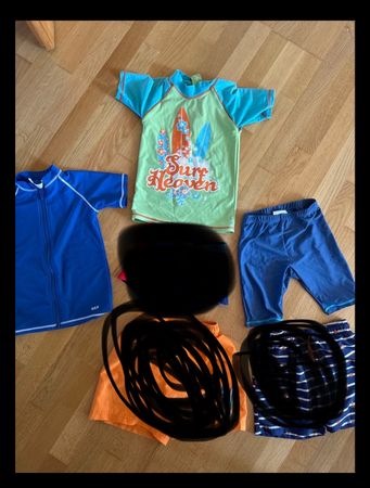 Jungen Badehosen und Shirts Gr 122/128