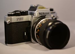 Nikon FE2 mit Objektiv