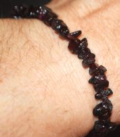 Armband L-6631 – Granat Chips – elastisch