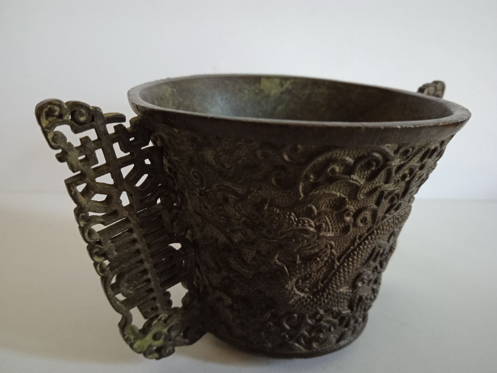 Vase & Récipients: Ein chinesischer Bronzebecher in Drachenform.  – D'occasion à Luzern par sse_hph5 4
