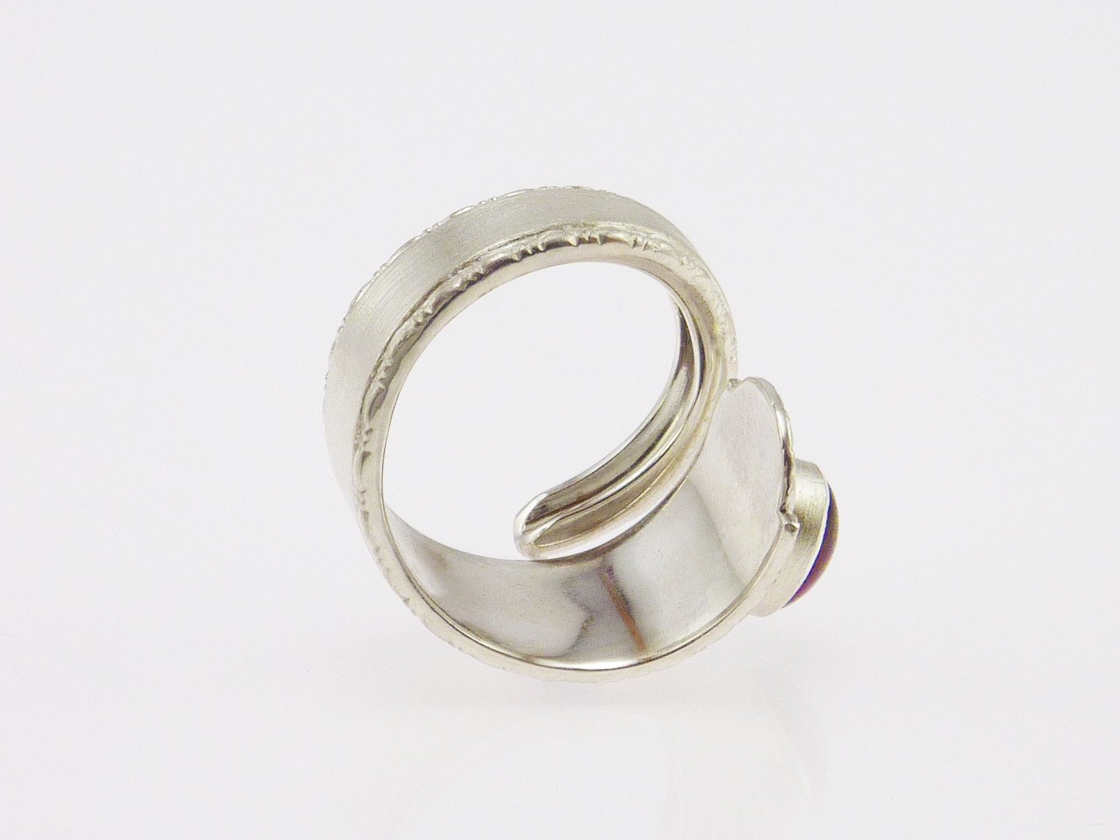 Ringe: Offener Silberring mattiert mit ovalem Granat – Neu und originalverpackt aus Meilen von Byrd-bijoux 4