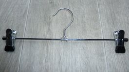 Kleiderbügel aus silberfarbigem Metall verschiebbare Halter