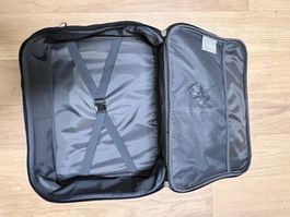 Schwarze Reisetasche mit Rollen, geräumig & praktisch