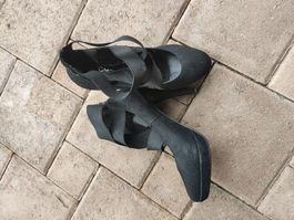 Schwarze Sommerschuhe/Pumps mit Riemchen, Grösse 38