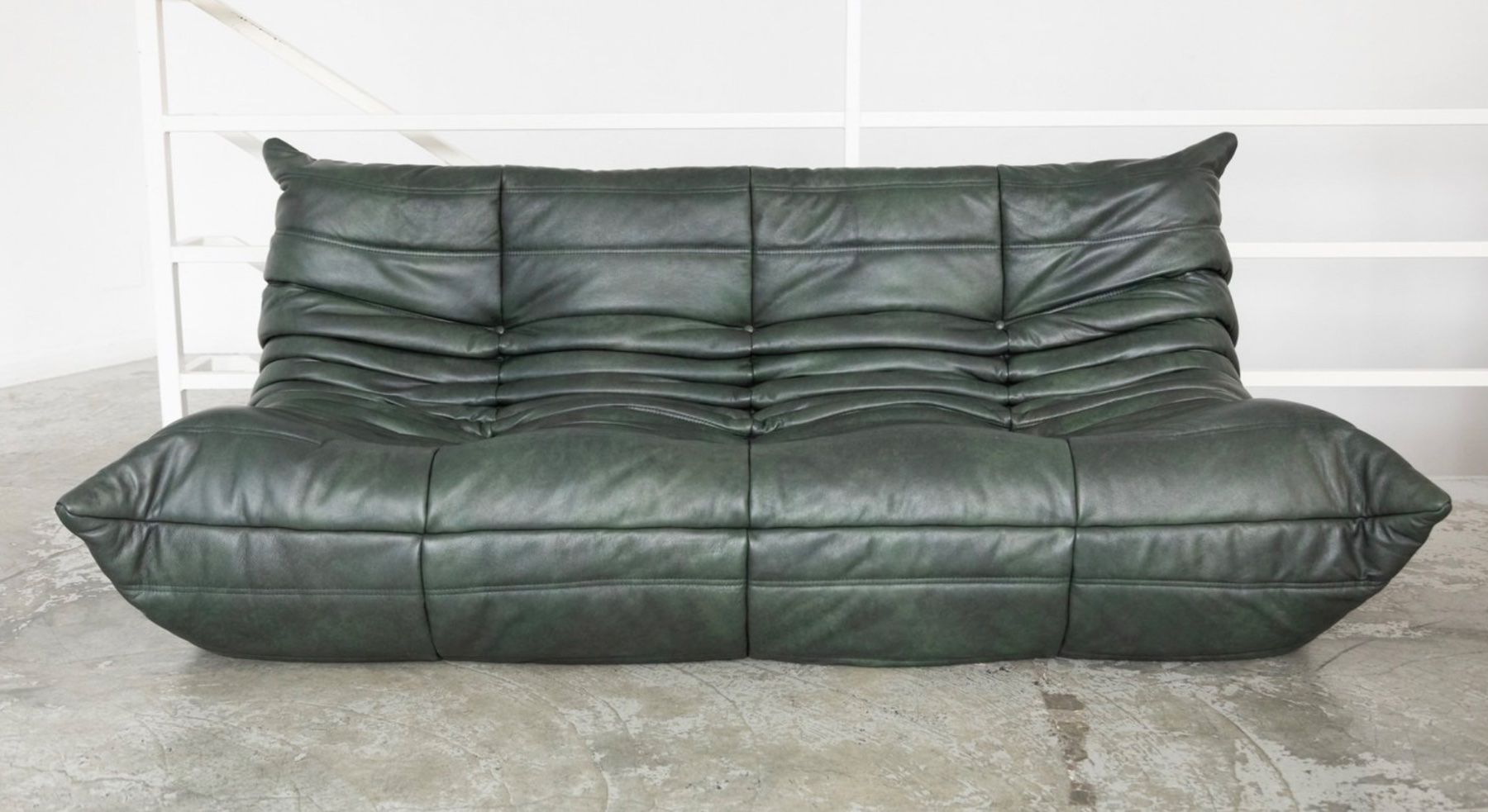 Ligne Roset Divani: 3er Sofa Togo, neu bezogen mit Leder – Nuovo (secondo la descrizione) da Zürich venduto da ERATOMIUM 1