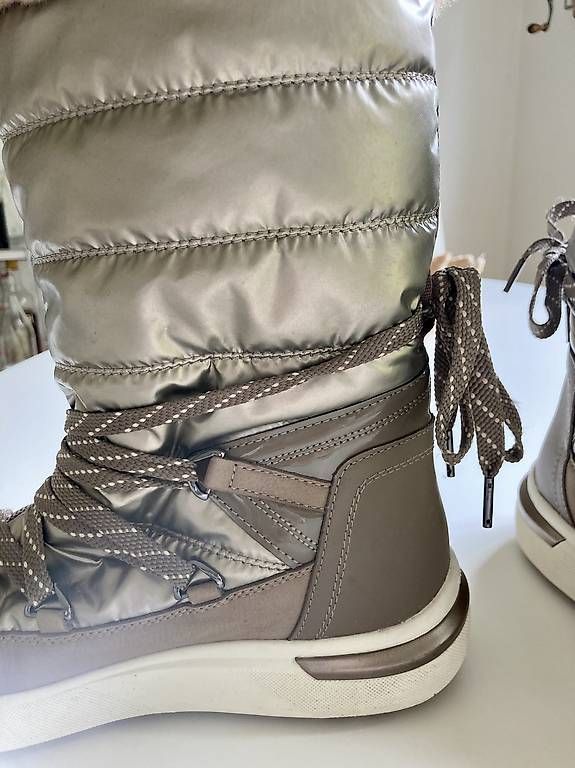 Geox Scarpe da donna: Schicke Winterstiefel GEOX Gr. 40 – Nuovo (secondo la descrizione) da Luzern venduto da and_2hbf 1