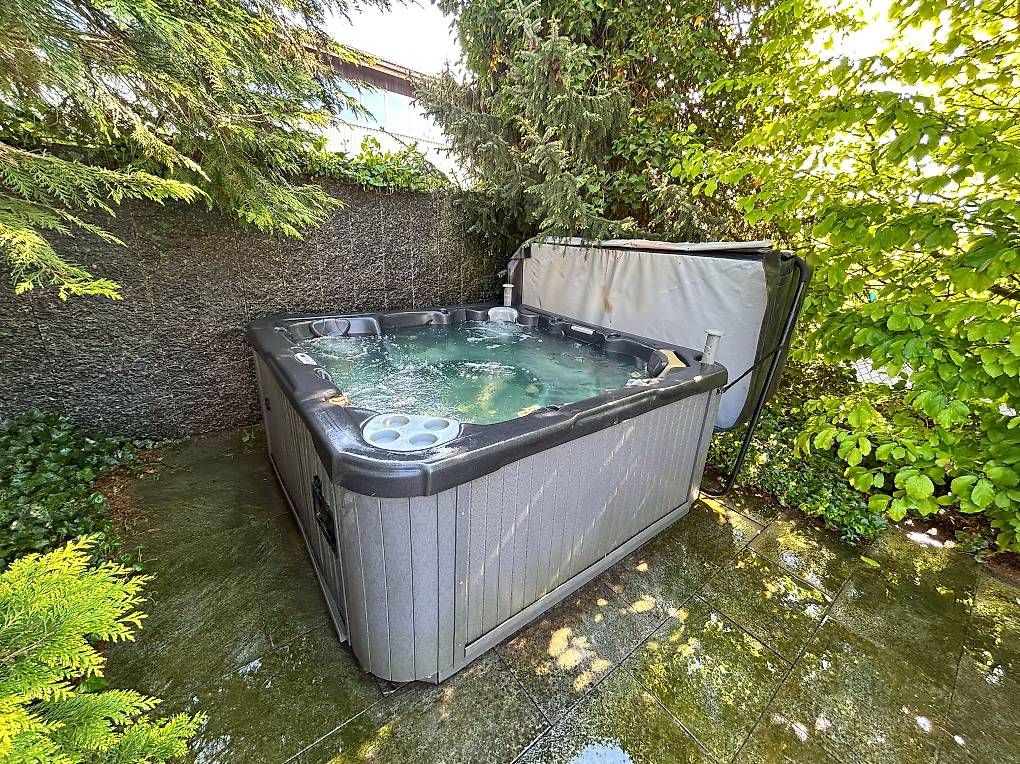 Whirlpool: Outdoor-Whirlpool 6 Plätze – Gebraucht aus Luzern von  3