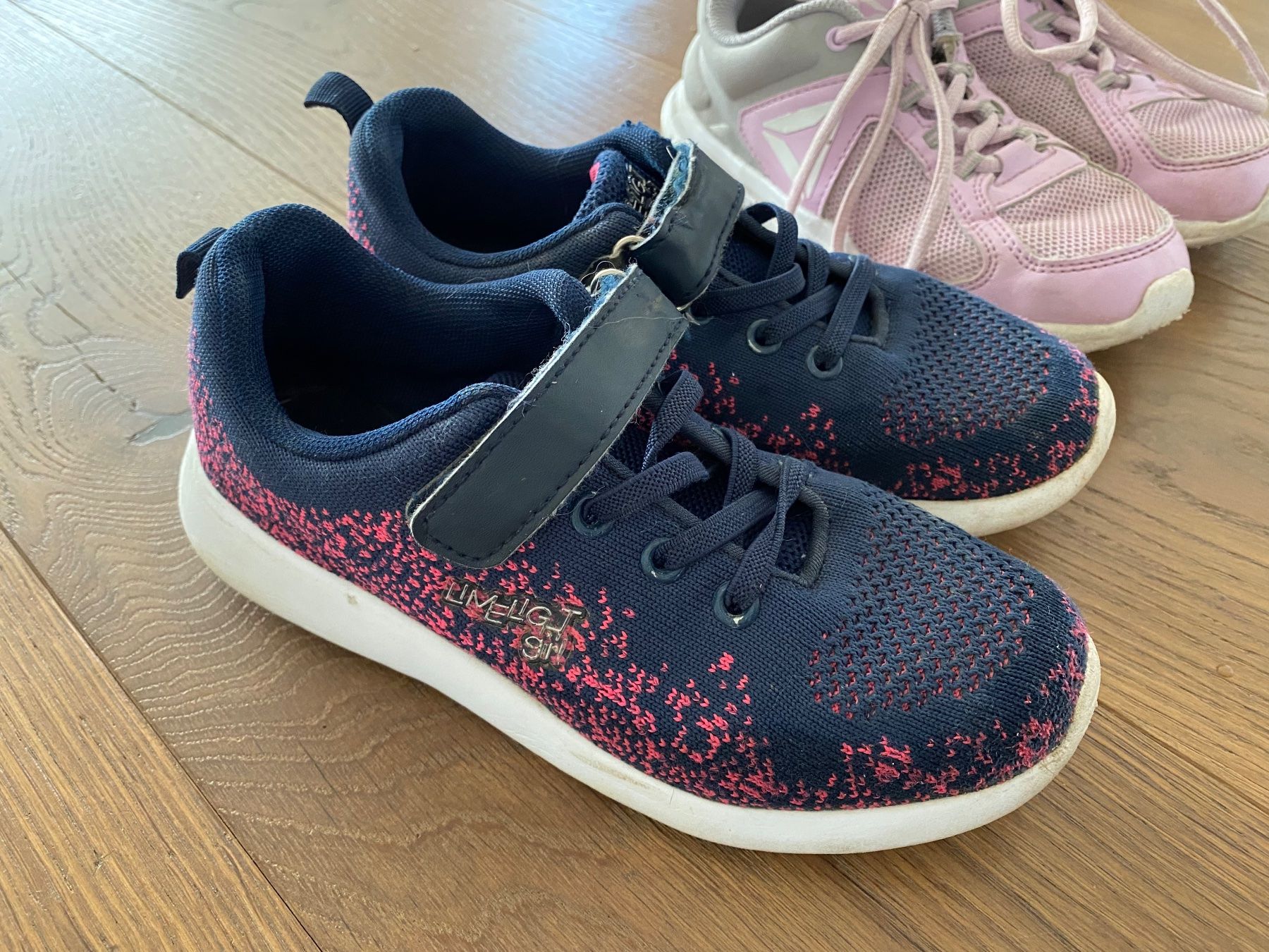 Chaussures filles: 2 Paar Sneaker Grösse 32 – D'occasion à Basadingen par Susanita0 1