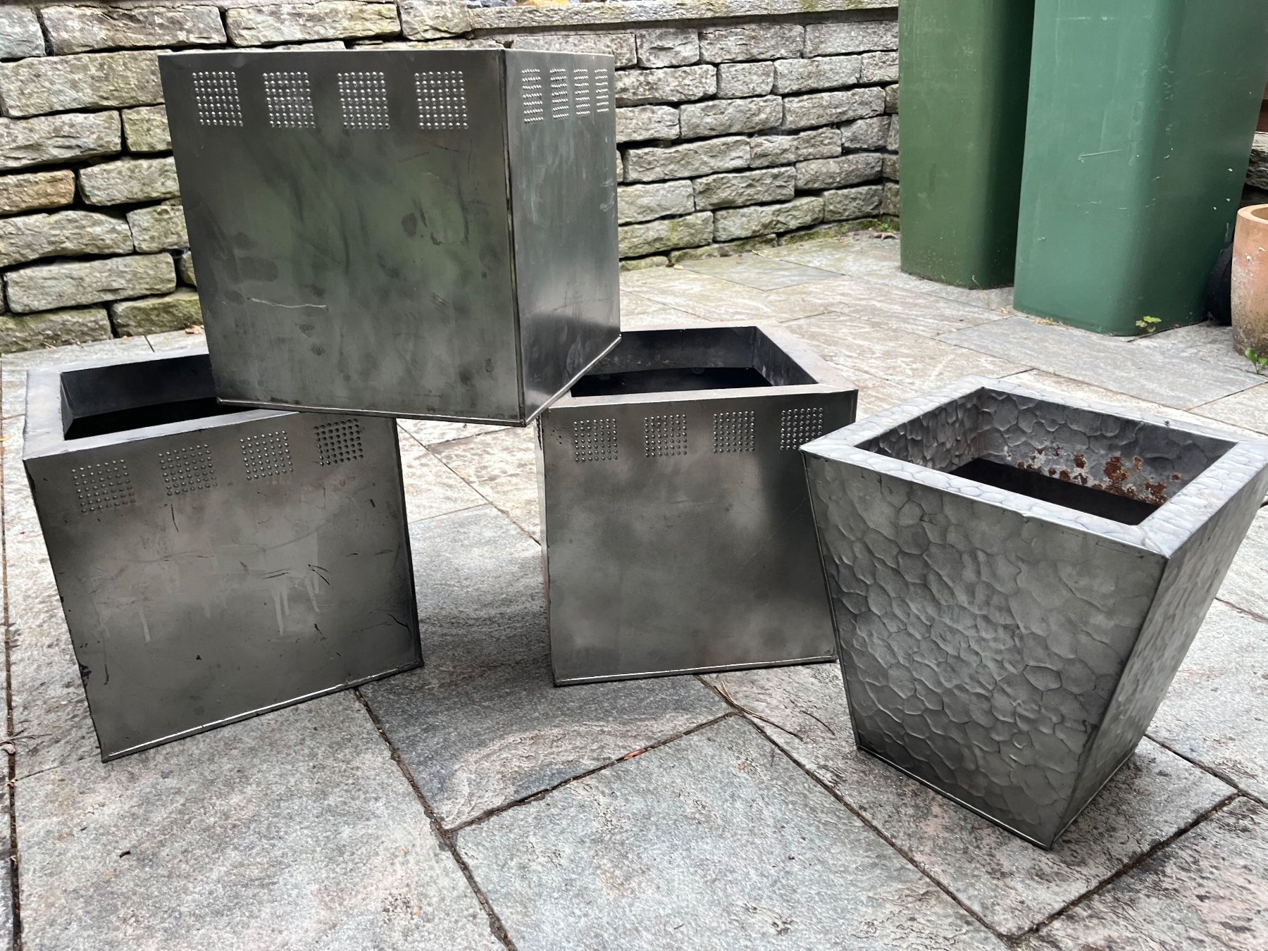 Blumentöpfe: Blumenübertöpfe Design – Gebraucht aus Weisslingen von Eniclote