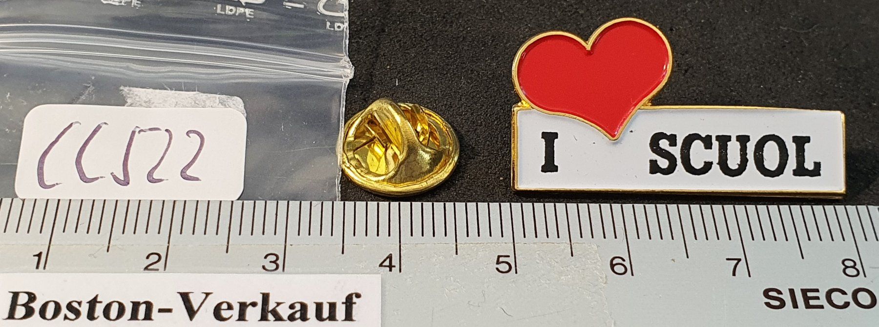 Placchette & Badge: CC522 - Pin Herz I Like SCUOL – Usato da Reinach BL venduto da Boston-Verkauf 1