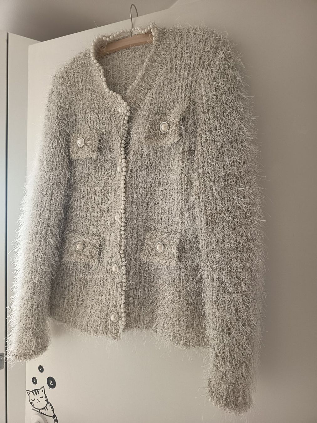 Giacche: Flauschige Strickjacke mit Perlen hellgrau mit siberfäden L – Nuovo (secondo la descrizione) da Rümlang venduto da Cat-Judy 1