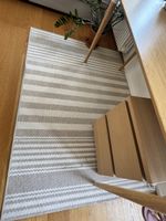Eleganter Beliani Teppich – Zeitloses Streifenmuster