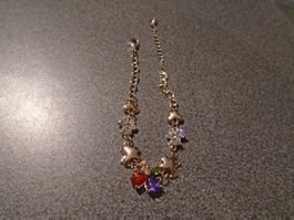 Armband goldfarbig, Blume mit farbigen Steinen in der Mitte