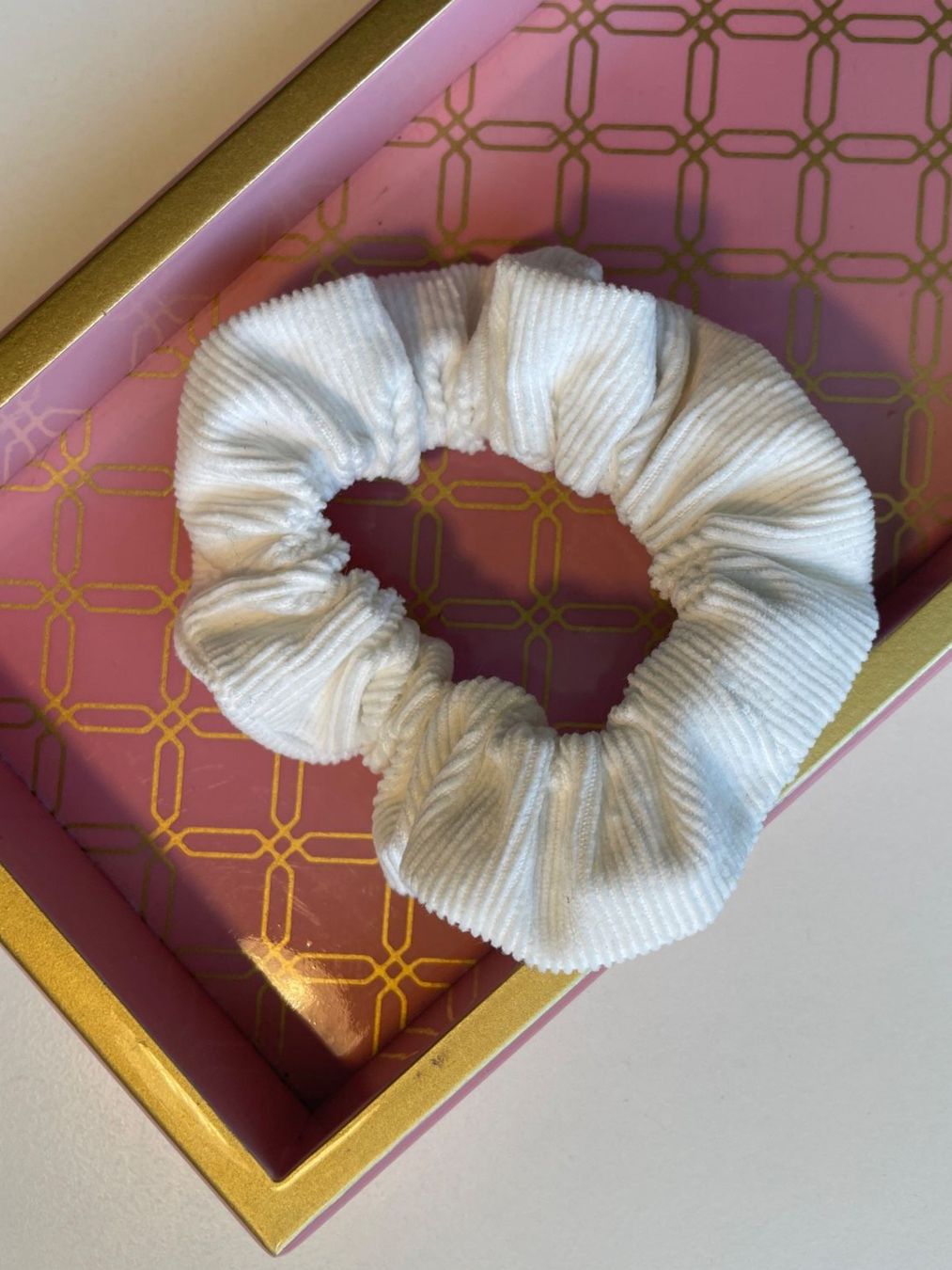 Accessori per capelli: UNIKAT: Weisses Handgemachtes Scrunchie, Cordstoff – Nuovo e nell'imballaggio originale da Hubersdorf venduto da JanasHeartTreasures