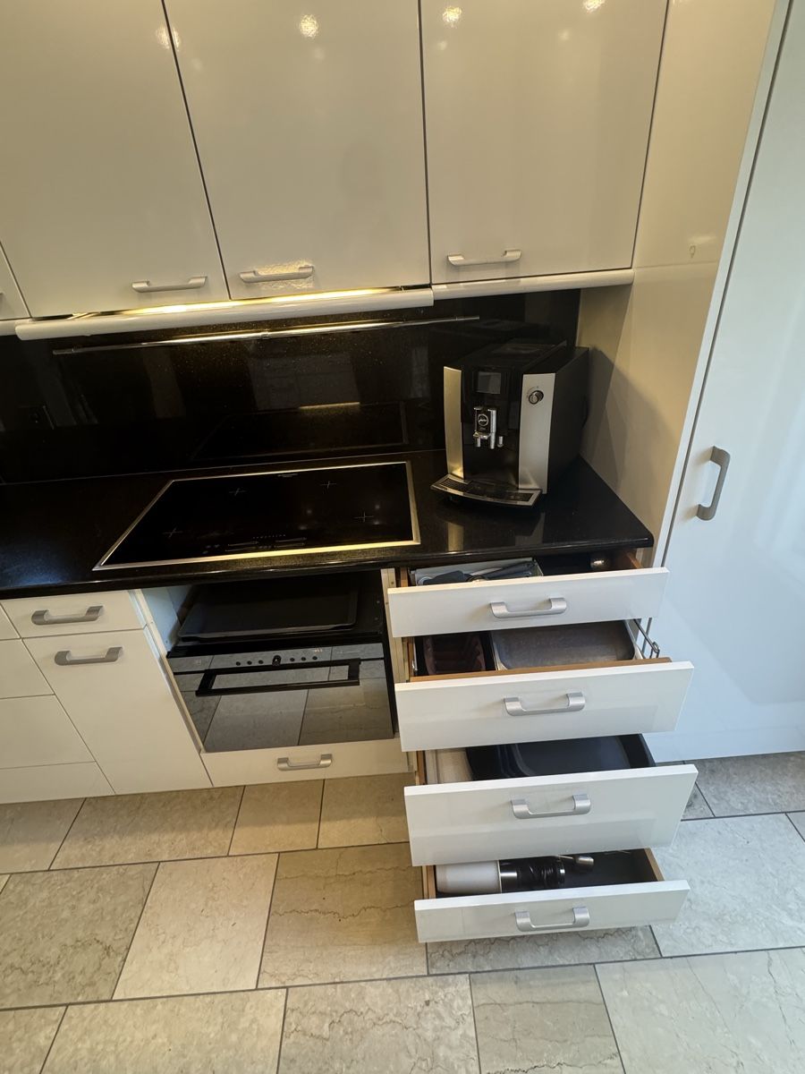 Cucine complete: Küche weiss hochglanz, Küchenplatte Granit schwarz  – Usato da Kirchberg SG venduto da Tex-9500 8