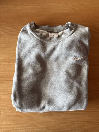 Grauer Nike Pullover mit kleinem Swoosh Grösse S guter Zusta