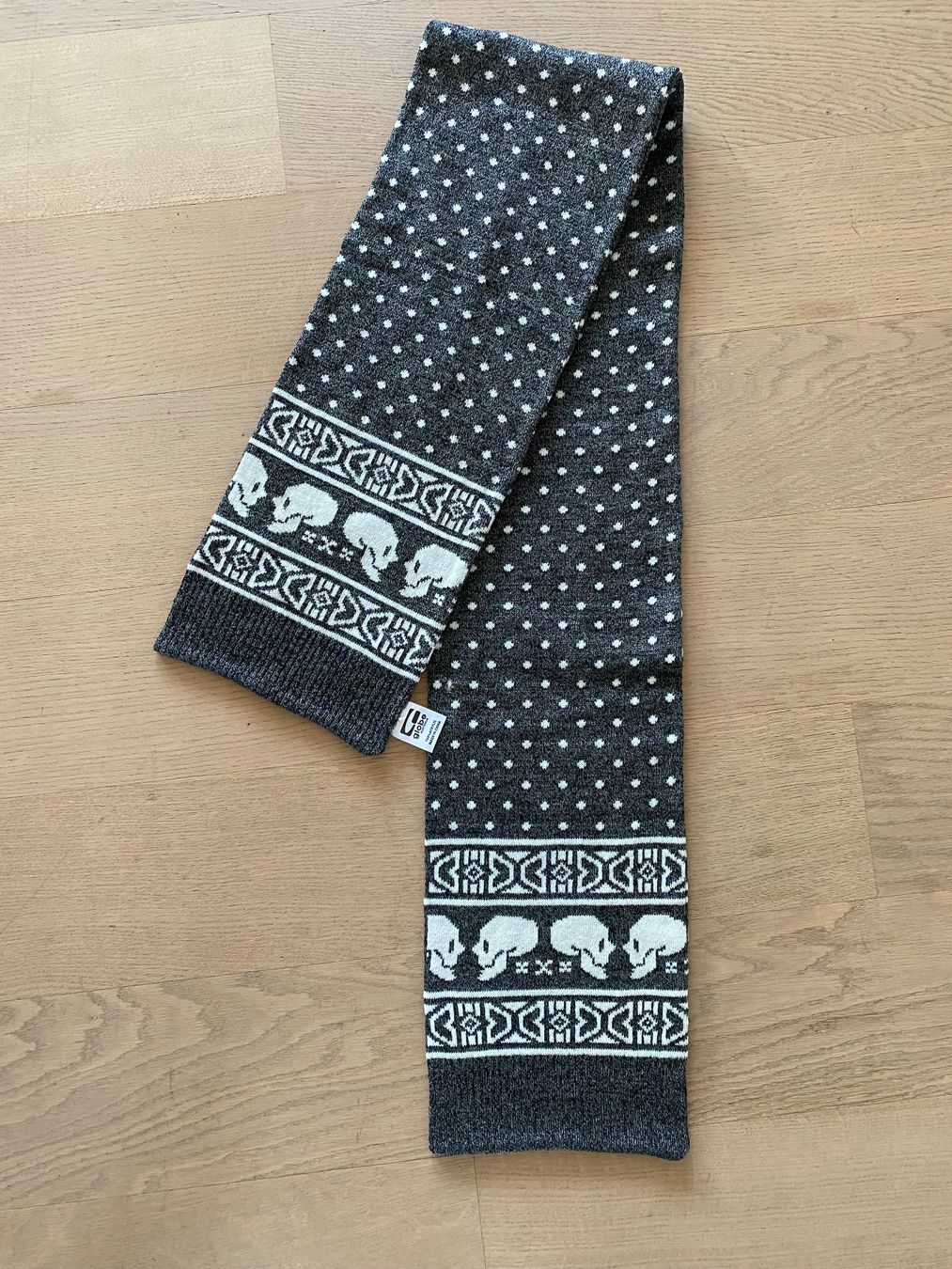 Foulard & Sciarpe: Schal mit Punkten & Totenköpfen – Usato da Schlieren venduto da vivid_wrld