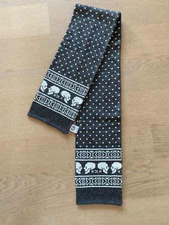 Schal mit Punkten & Totenköpfen