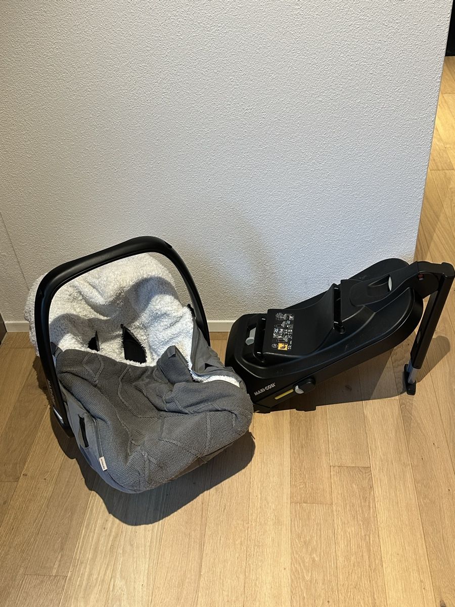 Maxi-Cosi Seggiolini per auto: Maxi-Cosi CabrioFix i-Size + Base – Usato da Freienwil venduto da mokinho