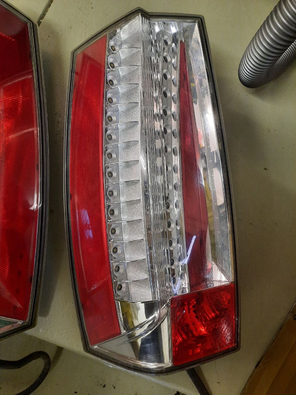 Cadillac Tutti pezzi di ricambio auto: Heckleuchten 2007-2013 Cadillac Escalade – Usato da Zofingen venduto da Migiskau 2