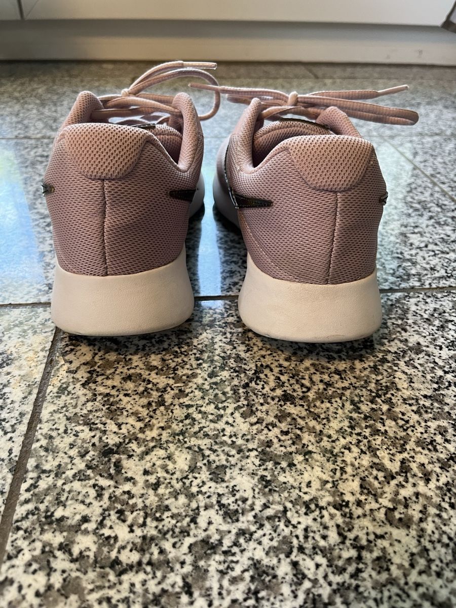 Nike Scarpe da donna: Nike Tanjun Sneaker rosa – Usato da Densbüren venduto da Powpow 3