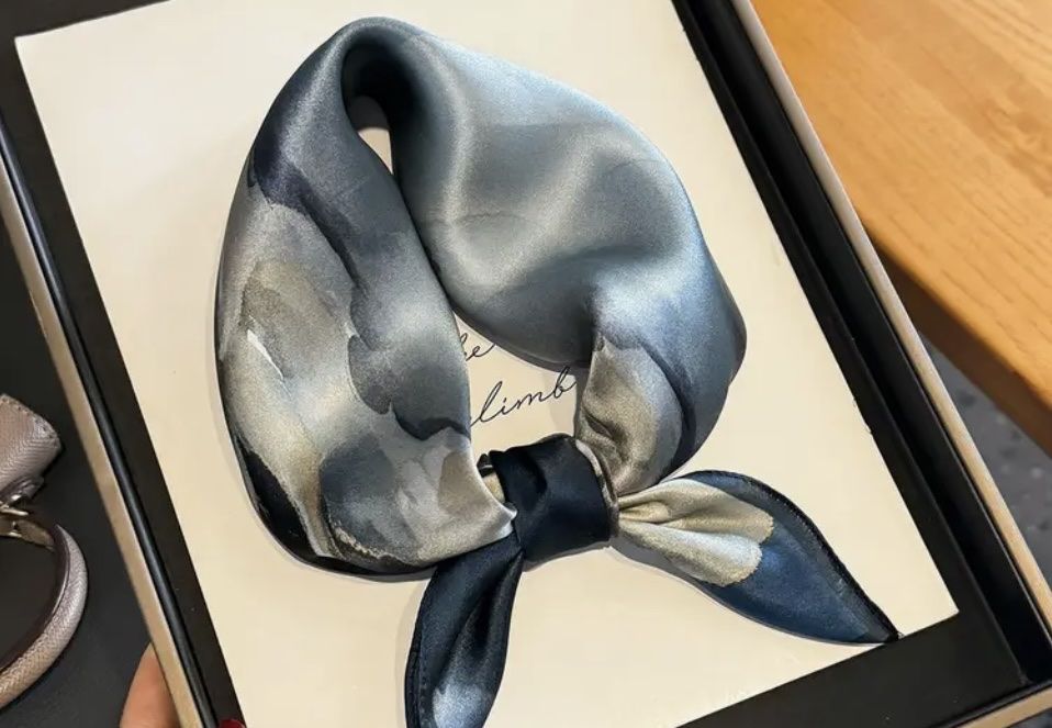 Foulard & Sciarpe: Silk scarf – Nuovo e nell'imballaggio originale da Rapperswil SG venduto da Gemstonebyyo 2