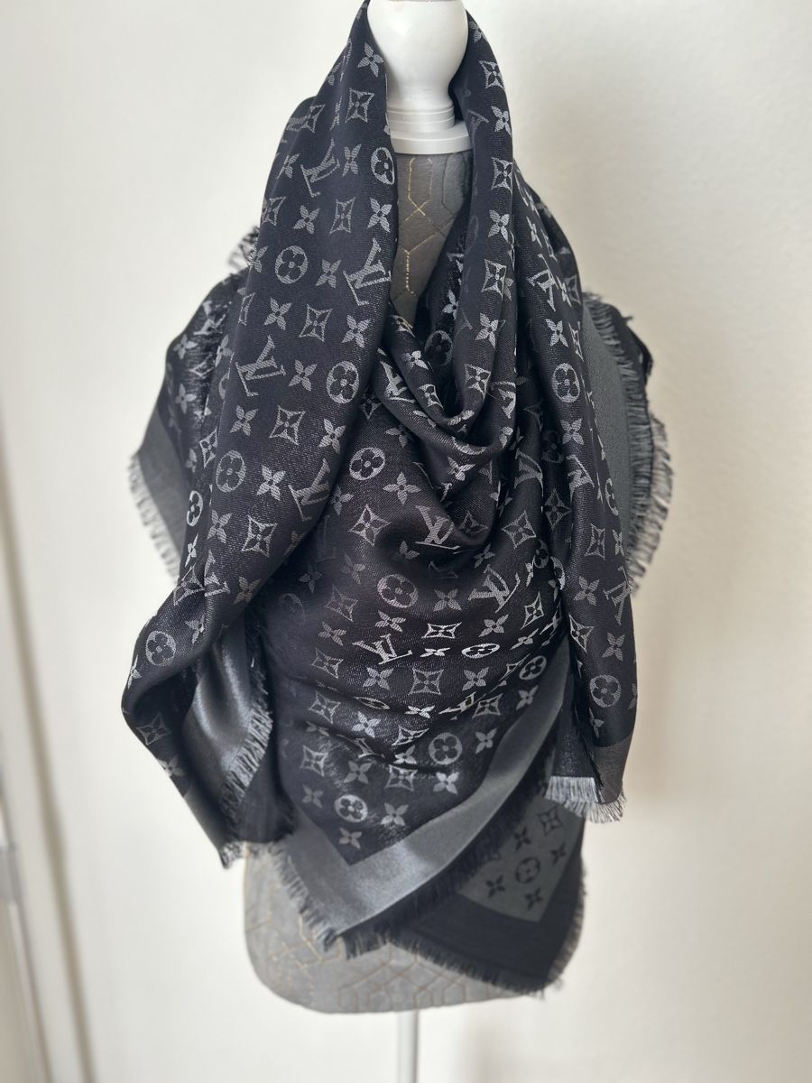 Louis Vuitton Foulard & Sciarpe: Louis Vuitton Schal Monogram Shine Schwarz 2024 – Nuovo e nell'imballaggio originale da Zumikon venduto da nat_96zs 1