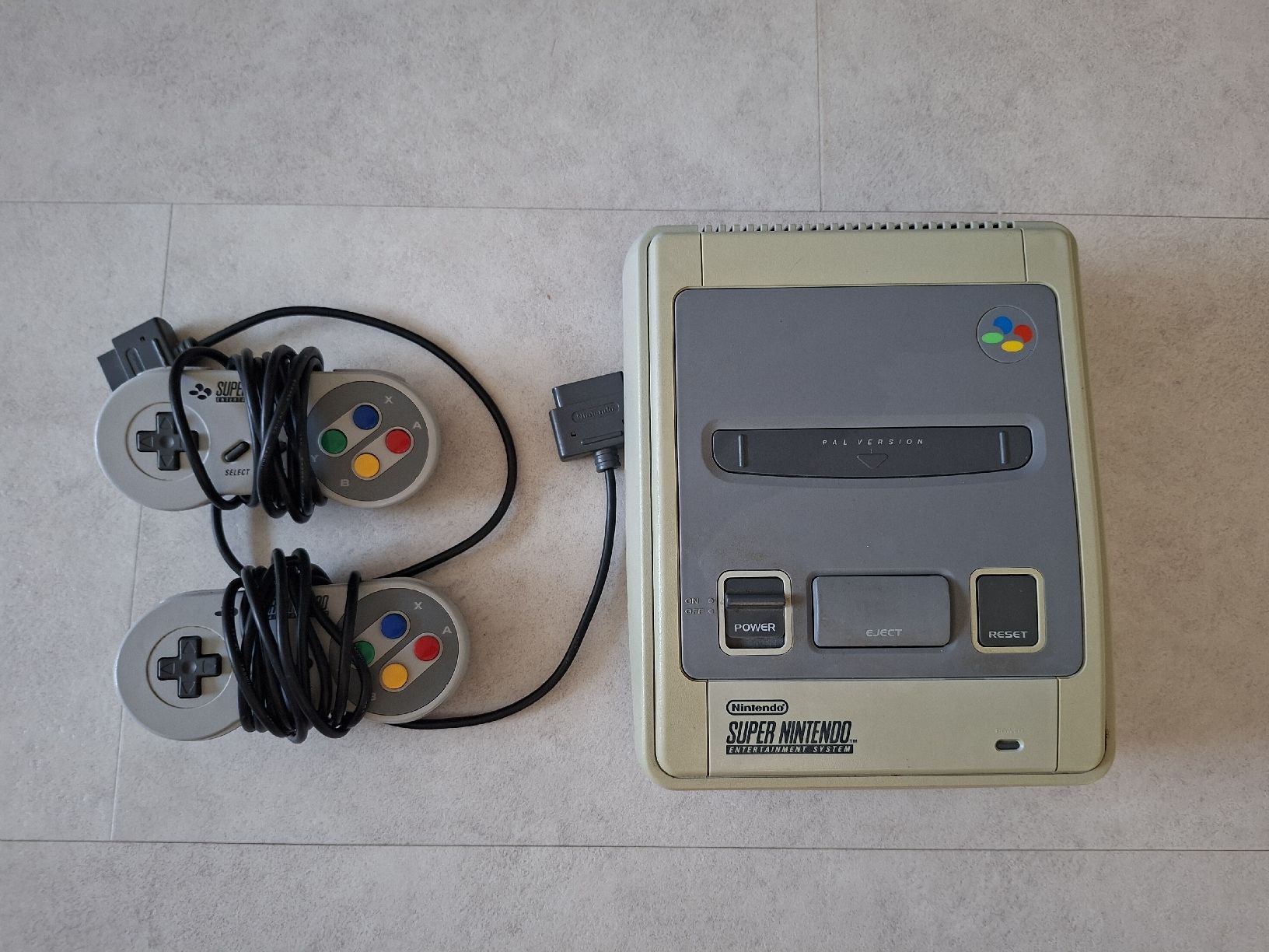 Nintendo Console: Nintendo Super Nintendo SNES Konsole mit 2 Controllern – Usato da Schöftland venduto da piiep_17