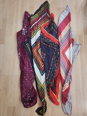 Lot de 4 foulards carrés  soie motifs variés 