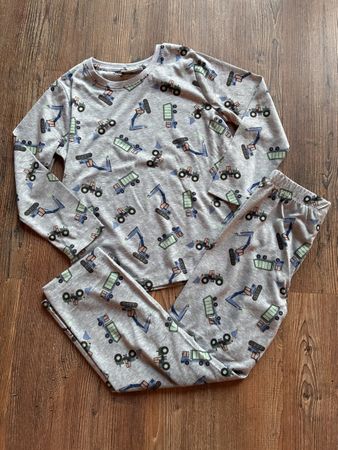 Schönes Pyjama Gr. 110/116, Neu