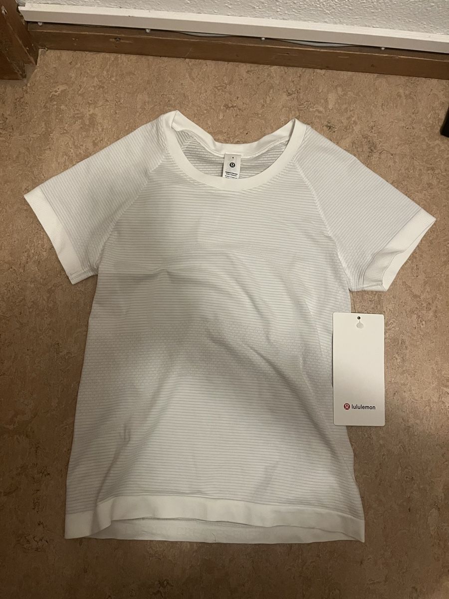 Lululemon T-shirt: Lululemon Shirt – Nuovo e nell'imballaggio originale da Ennenda venduto da mir_bx27
