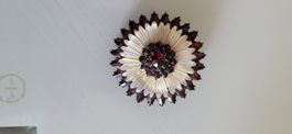 Brosche Blume Granat Perlmutt alt 5cm