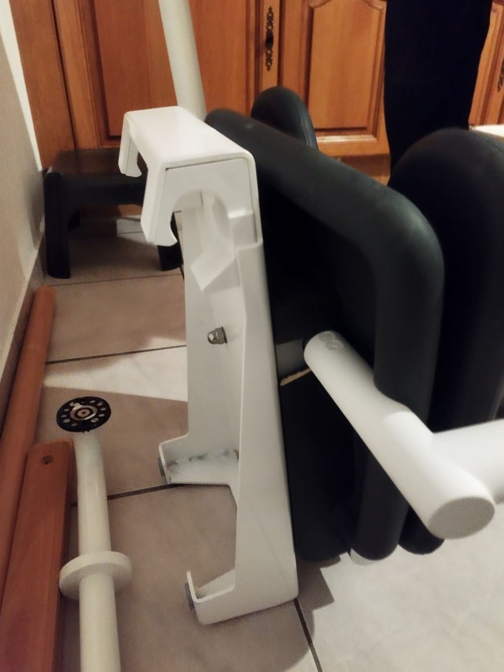 Docce: Chaise de douche rabatable état neuf avec barre de fixation – Nuovo (secondo la descrizione) da Courtepin venduto da Organikal 1