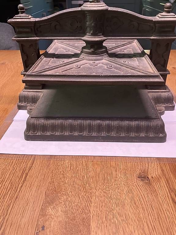 Tutte le macchine: Buch-Presse aus Metall – Usato da Winterthur venduto da Stollentroll 1