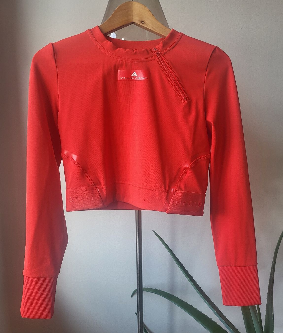 Stella McCartney Tops: Adidas by Stella McCartney Top, Grösse M, Rot – Gebraucht aus Zürich von Morianz