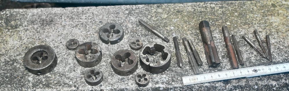 Tous les outils: Set mit alten! Gewinde Schneideisen & Gewinde-Bohr Einsätzen – D'occasion à Pfaffhausen par mono_rec